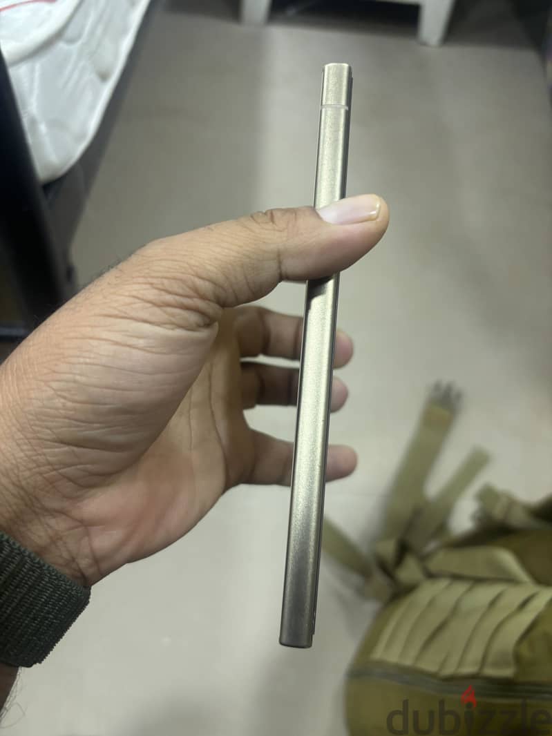 Samsung S24 Ultra 245 only small upside touch beside back a small crac 4