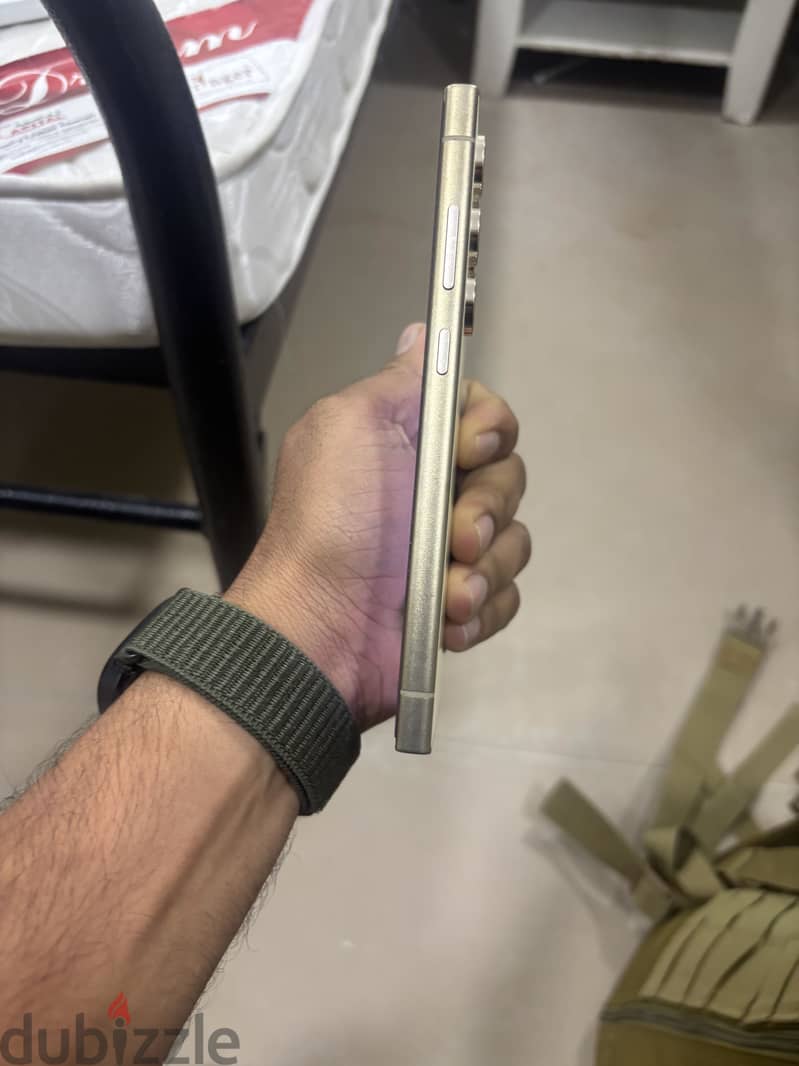 Samsung S24 Ultra 245 only small upside touch beside back a small crac 5
