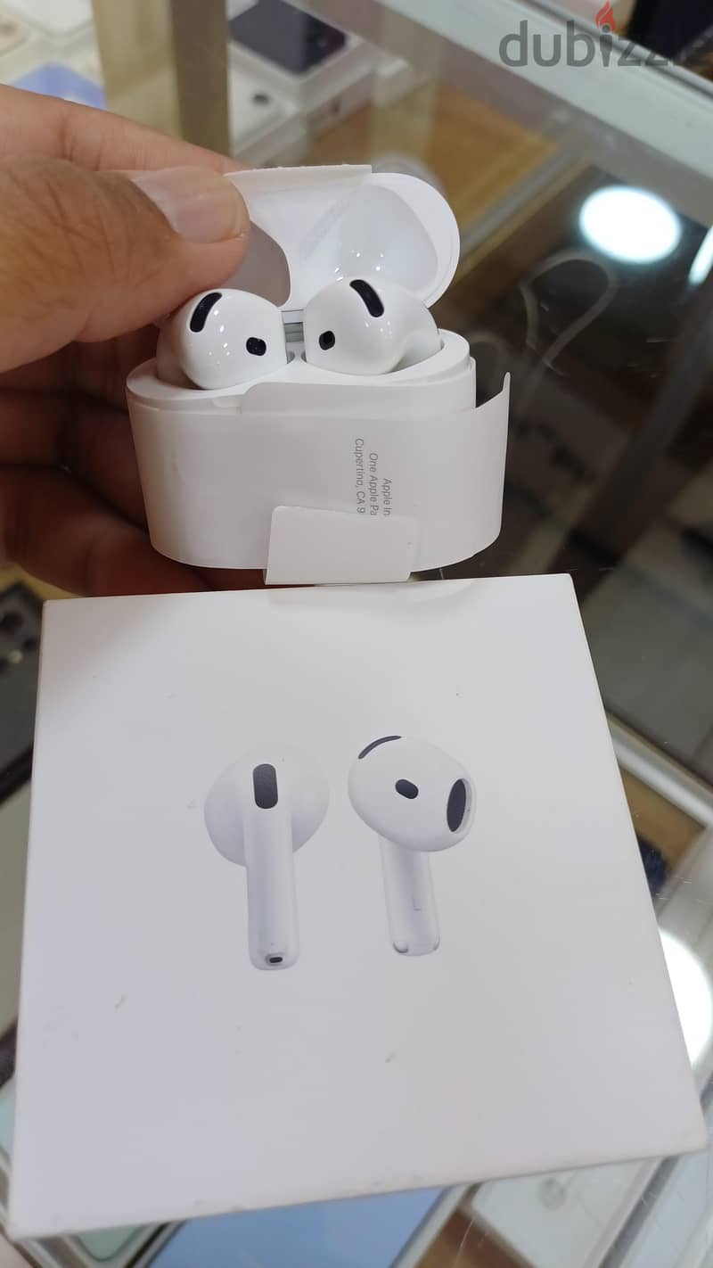 apple airpods 4 excellent condition only few days used 2