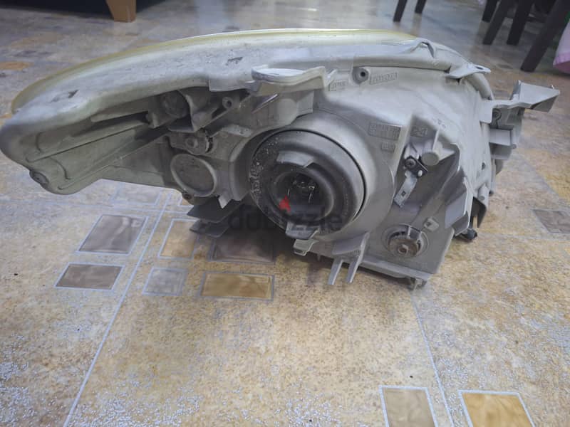 toyota yaris headlight 1