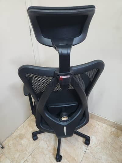 shio chair with adjustable head rest and lumbar support
