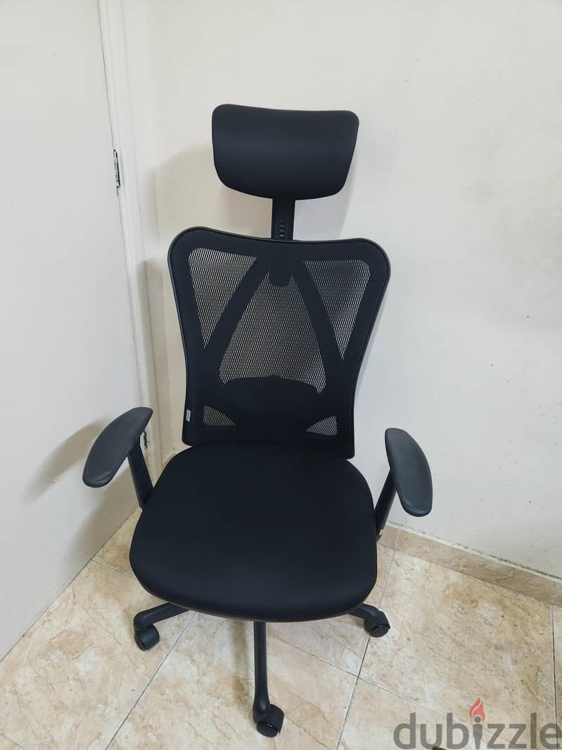 shio chair with adjustable head rest and lumbar support 1