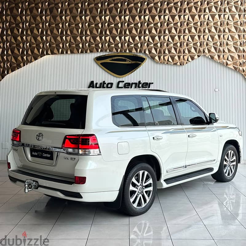 TOYOTA LAND CRUISER VX. S 5.7 2016 PEARL 4