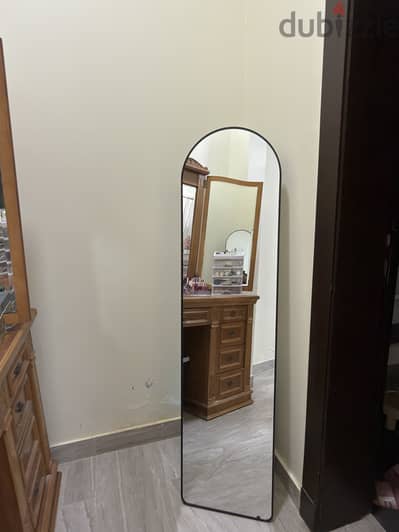 standing mirror & dressing table