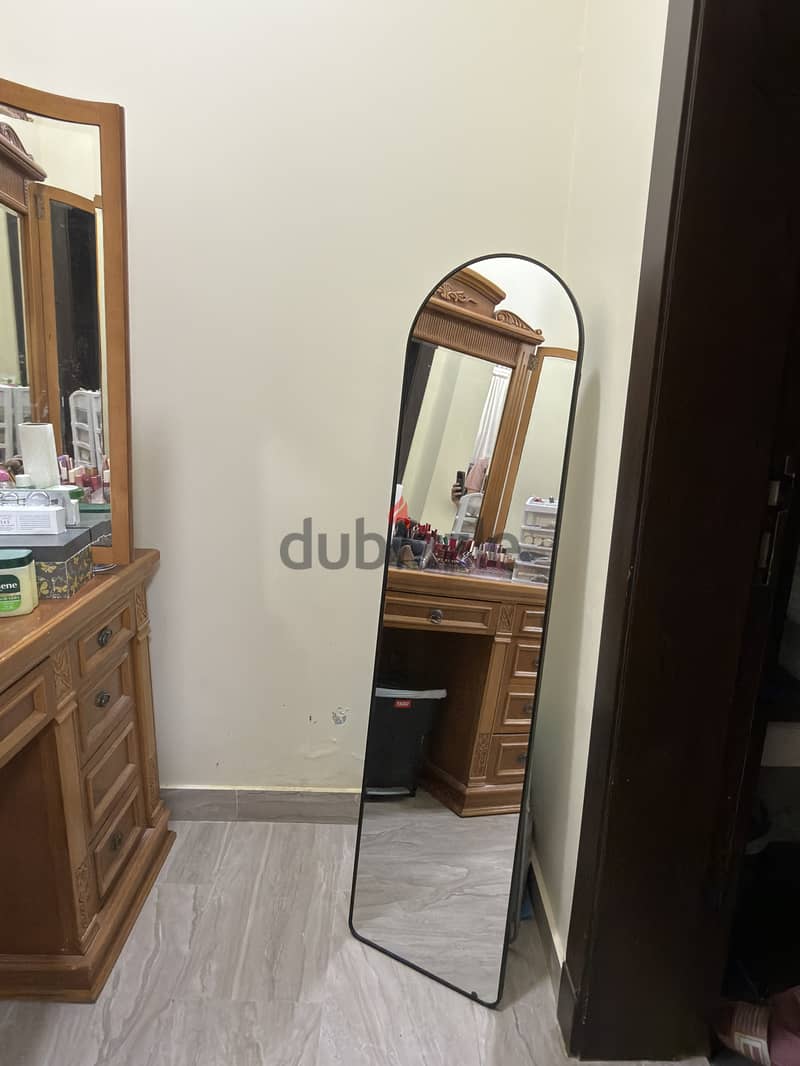 standing mirror & dressing table 1