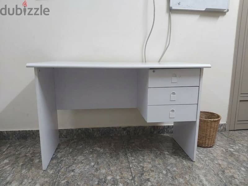 Desk excellent condition 1