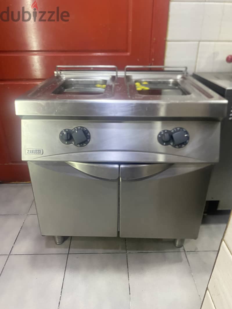 للبيع قلايه غاز. إيطاليه صنع حاله ممتازه حوضين 400 1