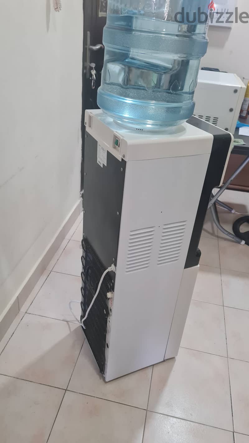 FOR SALE: MIDEA HOT & COLD WATER DISPENSER + 3 MYNA WATER BOTTLES 2