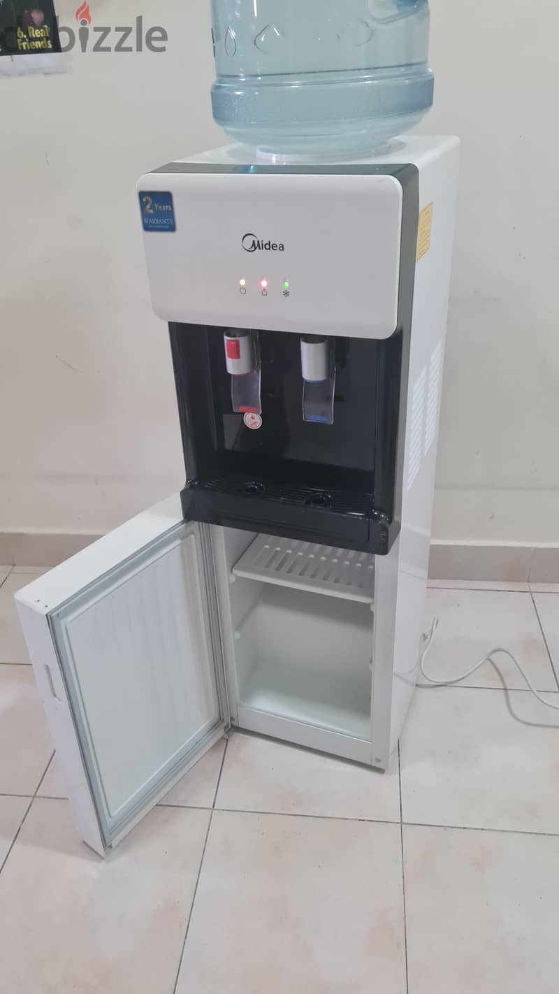 FOR SALE: MIDEA HOT & COLD WATER DISPENSER + 3 MYNA WATER BOTTLES 3