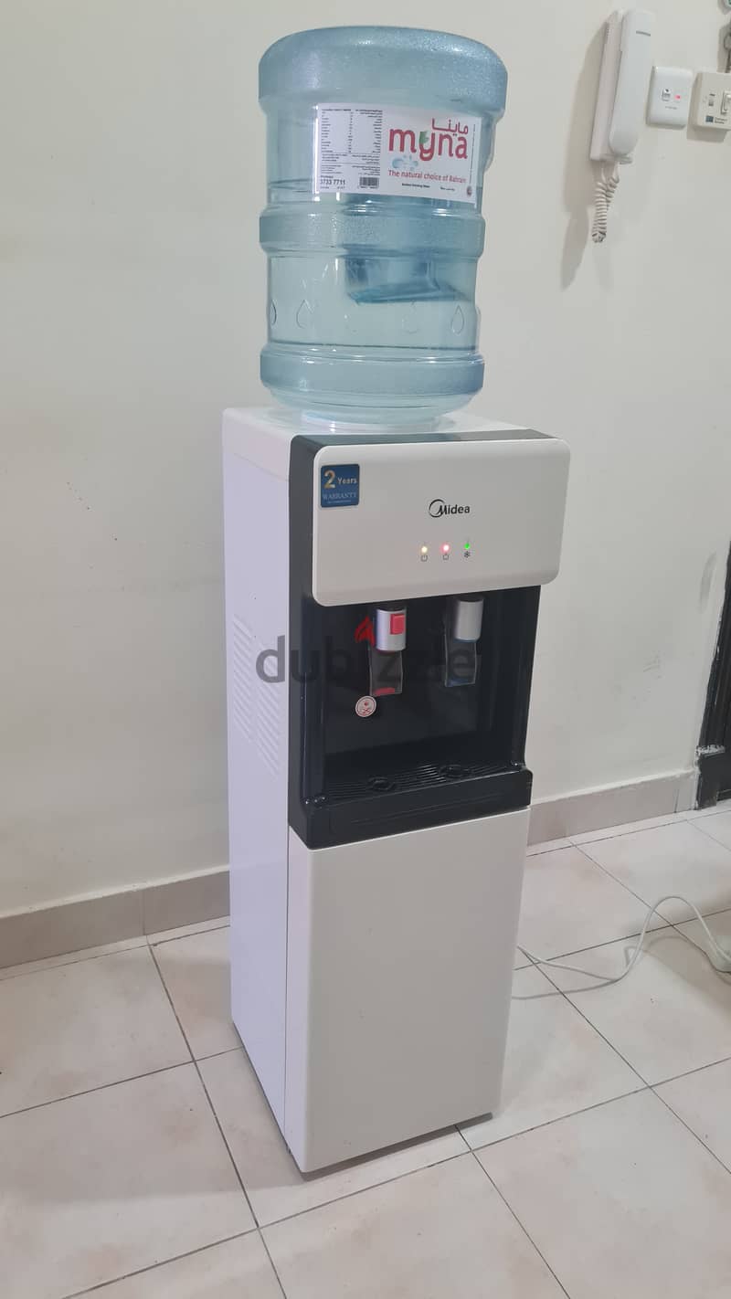FOR SALE: MIDEA HOT & COLD WATER DISPENSER + 3 MYNA WATER BOTTLES 6