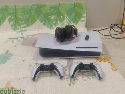 للبيع بلي ستيشن ٥ مع ٢ يدات و سماعة hyper x ii wireless