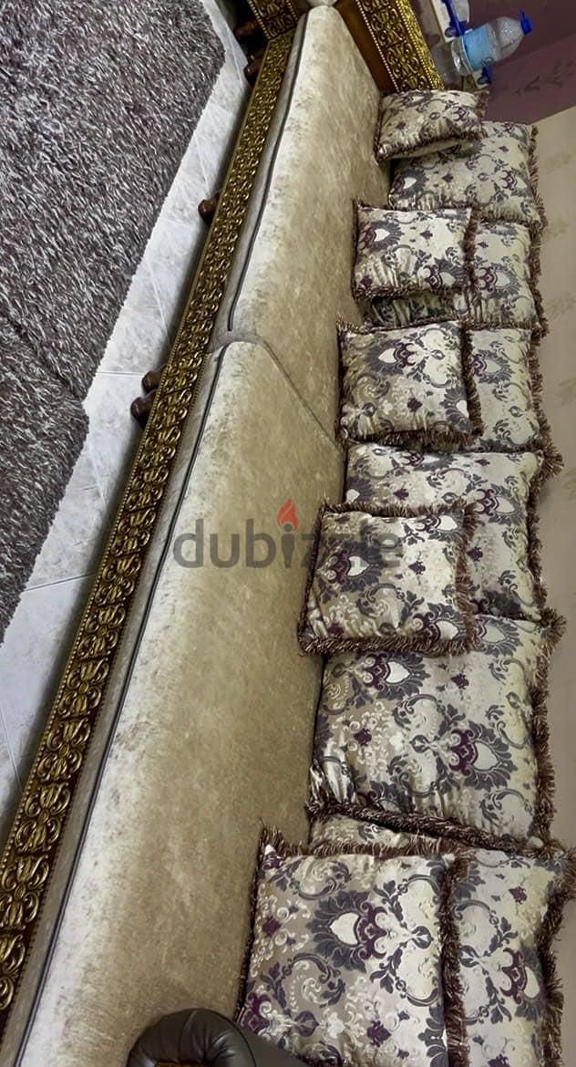 Luxury Sofa Set with Two Side Tables | جلسة فخمة مع طاولتين جانبيتين 4