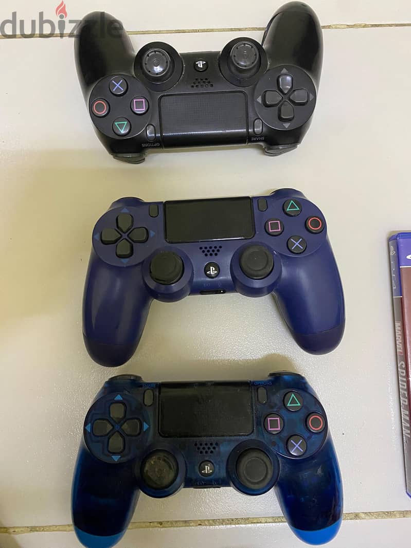 للبيع ألعاب وأيادي تحكم PS4 2