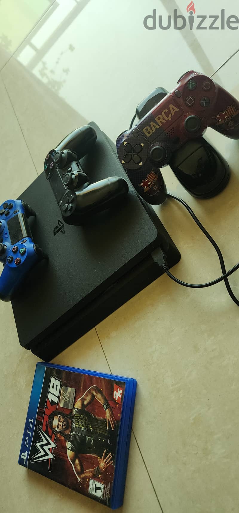 PS4 + 3 controllers + CD + charger 1