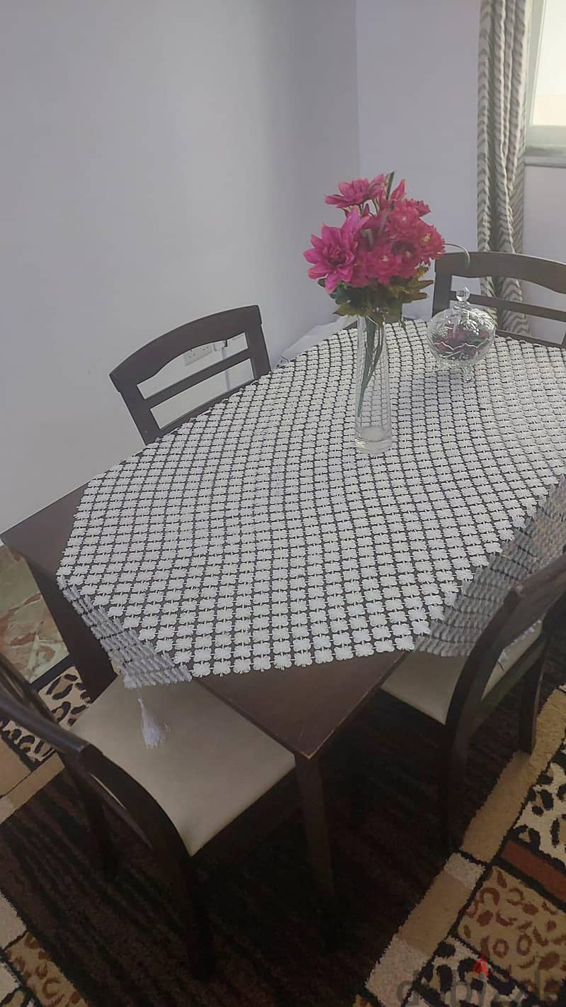 table + 4 chairs 1
