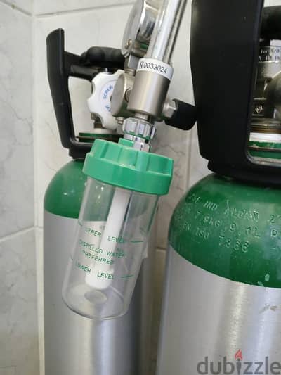 Two 2x10L medical oxygen tanks with attachments (empty tanks)