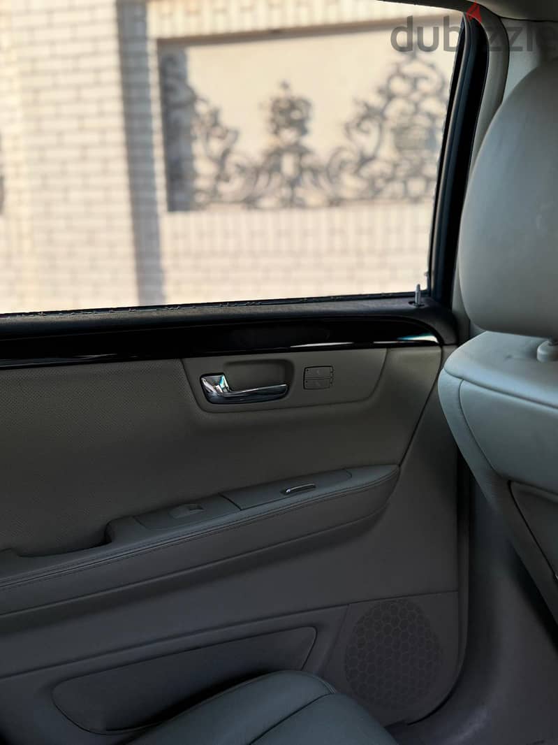 CADILLAC DTS 2011 vintage car run only 75,000 km best condition 3