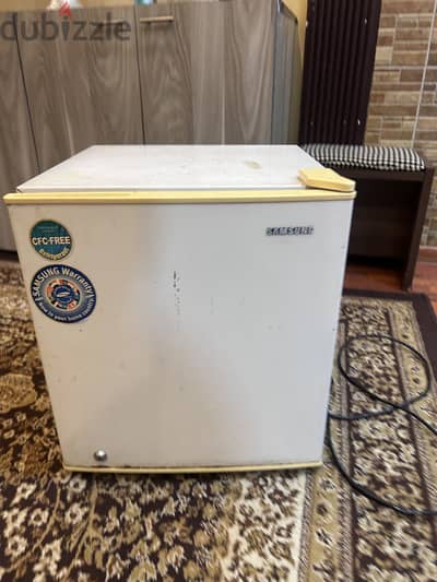 Samsung mini fridge with small built in freezer
