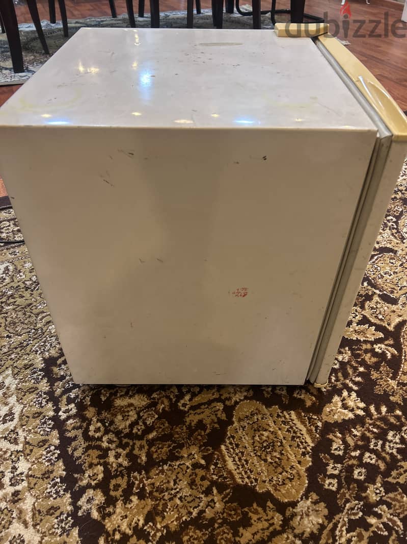 Samsung mini fridge with small built in freezer 2