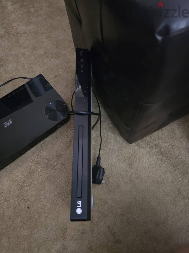 Samsung Blu ray player + LG dvd player  - LG dvd player 5