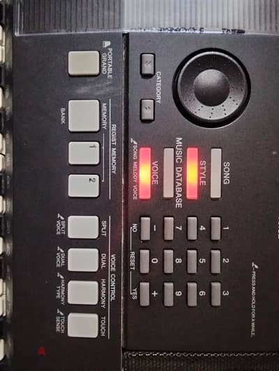 PSR E423. ELCTRONIC KEYBOARD.