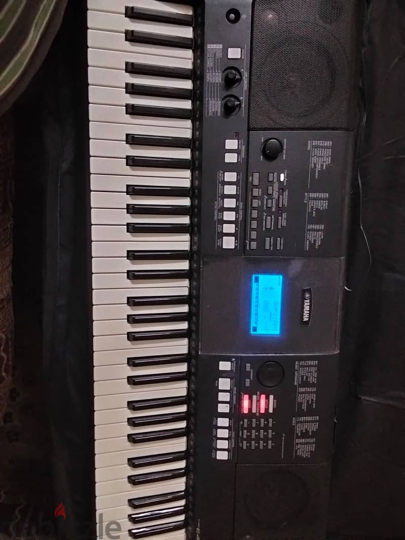 PSR E423. ELCTRONIC KEYBOARD. 2