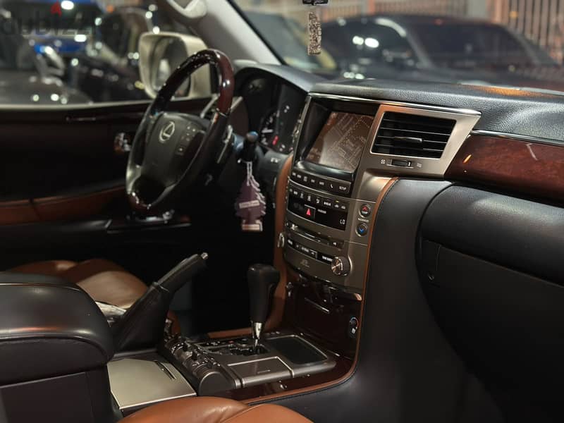 Lexus LX570 8