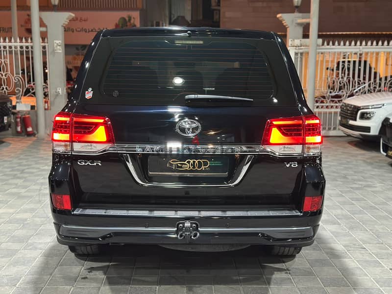 Land Cruiser GXR 9
