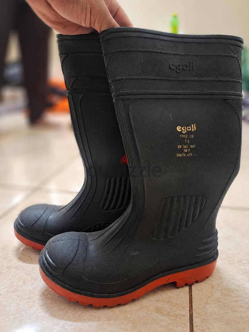 safety shoes for century workers 1