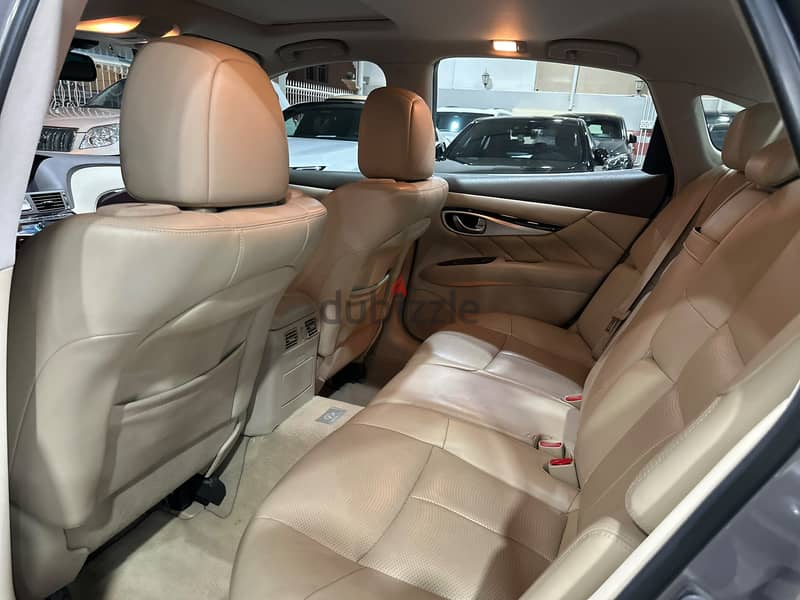 Infiniti Q70 V6 10