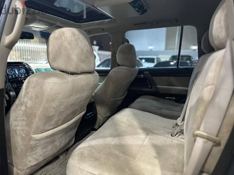  **TOYOTA LAND CRUISER VXR V8 | ** 8