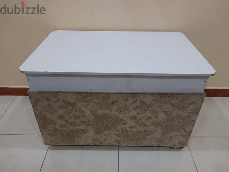 Coffee table with wheels and handles on side  Flat 1 1