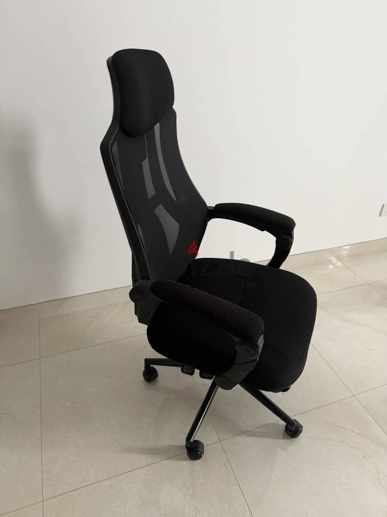 Black office chair 1