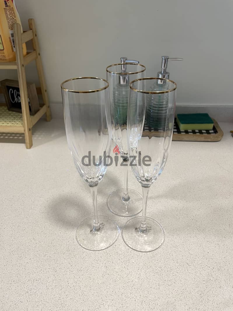 Elegant Champagne Flutes 3