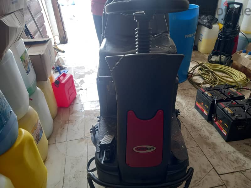 COMMERCIAL FLOOR-CLEANING MACHINE 1