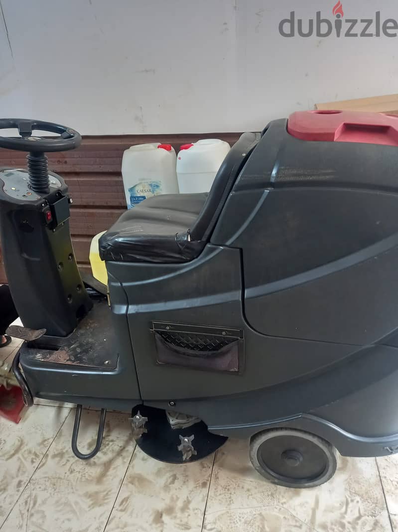 COMMERCIAL FLOOR-CLEANING MACHINE 2