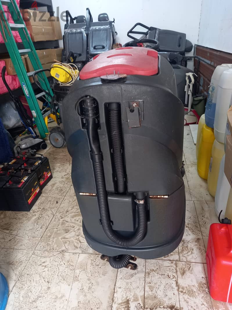 COMMERCIAL FLOOR-CLEANING MACHINE 3