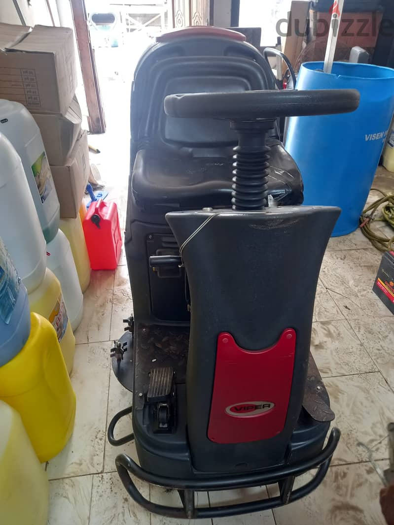 COMMERCIAL FLOOR-CLEANING MACHINE 4