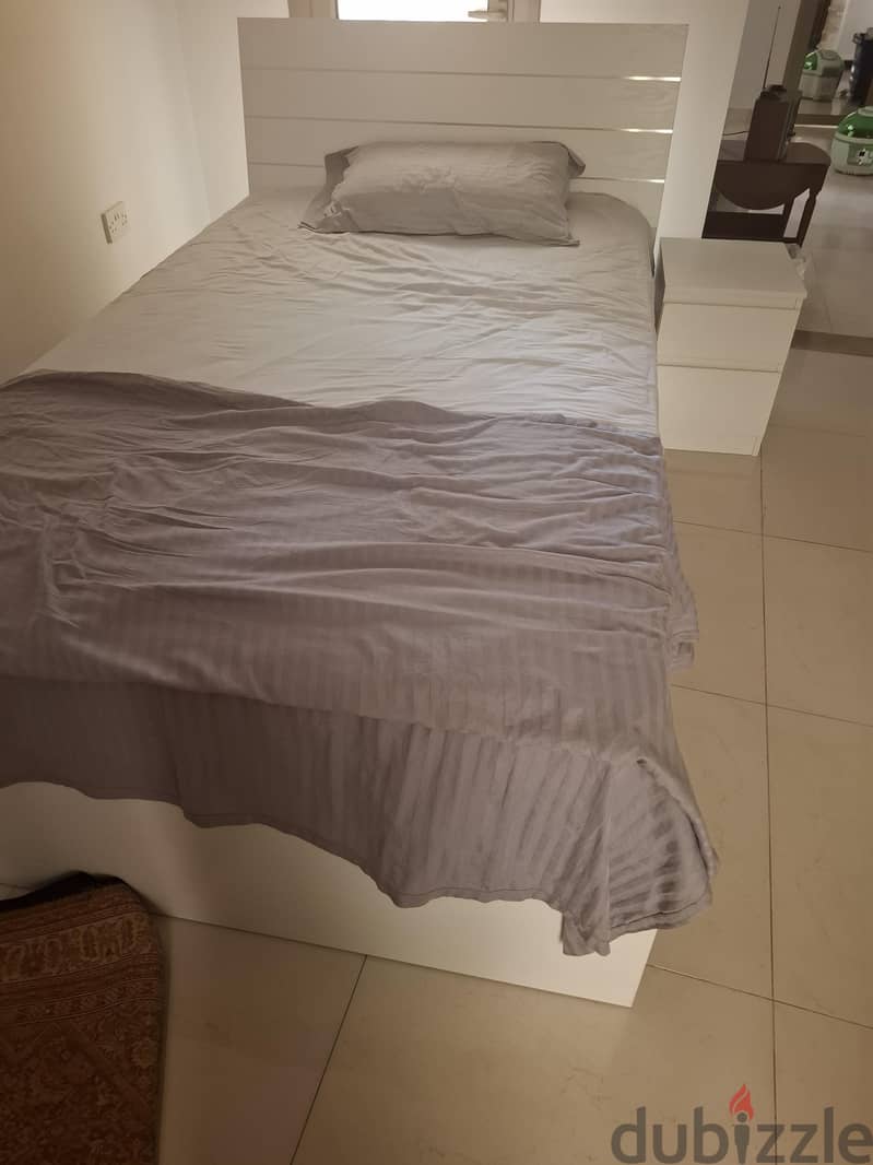 سرير مع طاوله جانبيه كالجديد 1