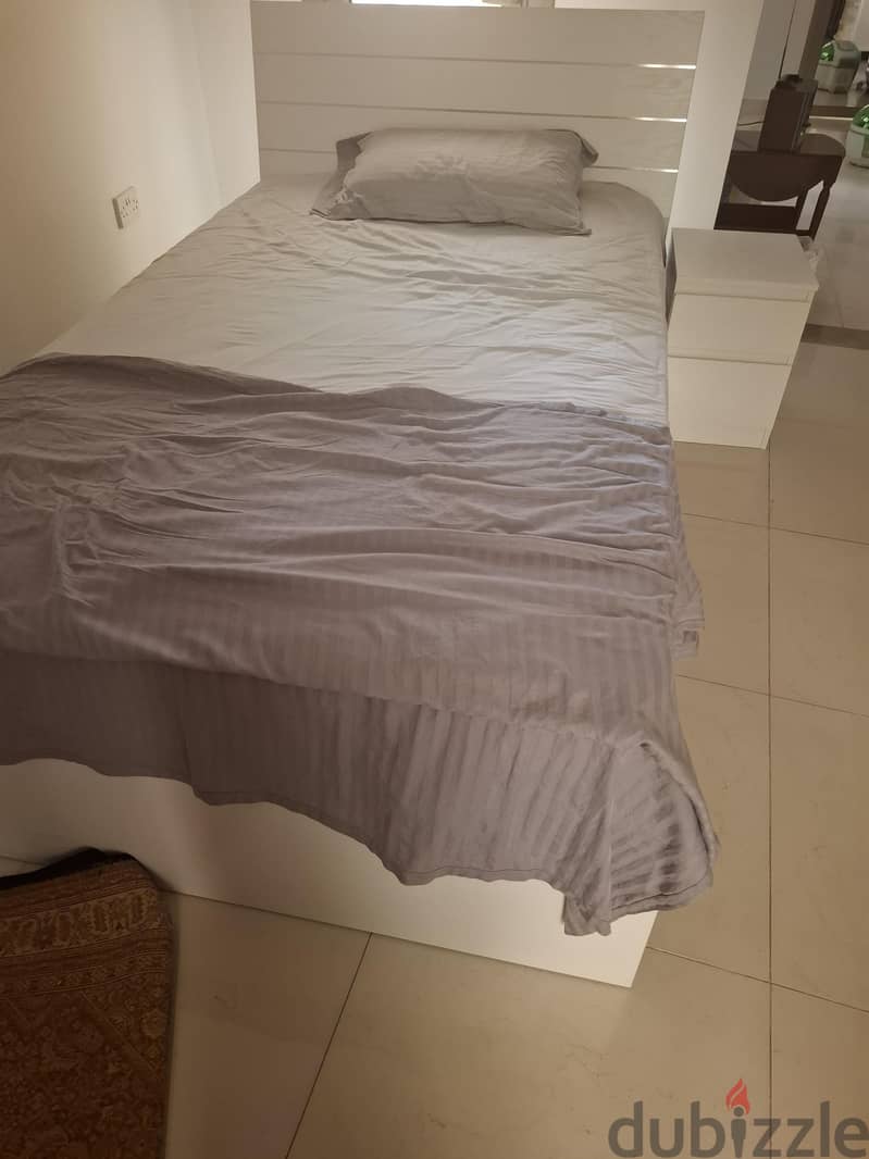 سرير مع طاوله جانبيه كالجديد 2