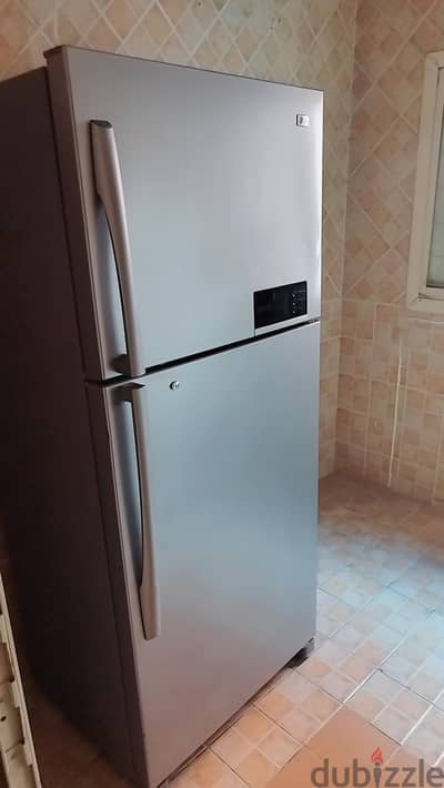 للبيع ثلاجة LG بحالة ممتازة جدًا