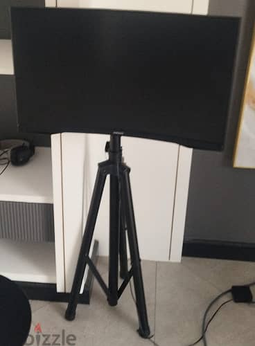 Selling a Samsung Odyssey G5 27" Curved Gaming Monitor & SK. T. Tripod