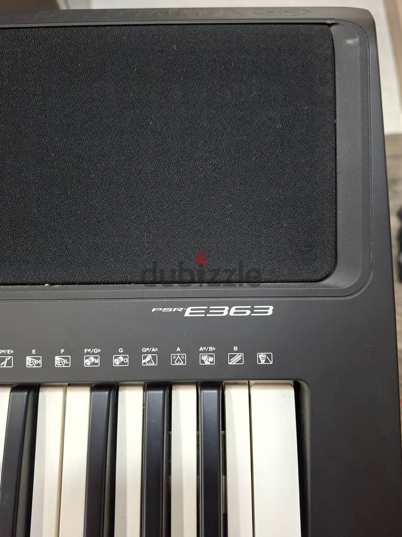 Yamaha keyboard E363 with stand 2