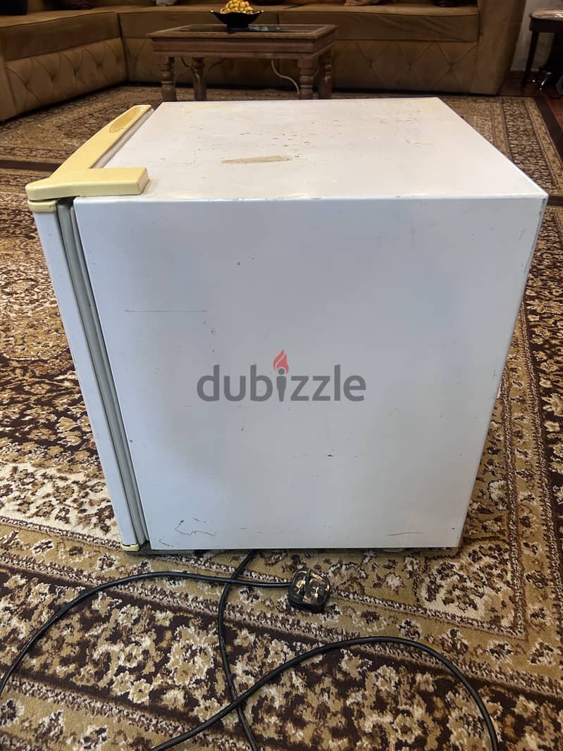 Samsung mini fridge with small built in freezer 1
