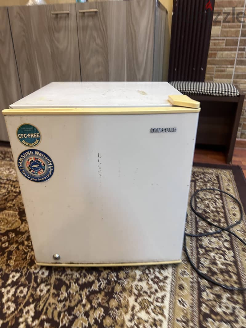 Samsung mini fridge with small built in freezer 2