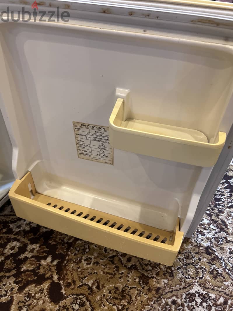 Samsung mini fridge with small built in freezer 3