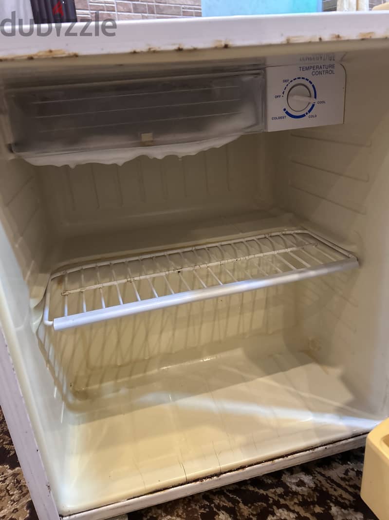 Samsung mini fridge with small built in freezer 4