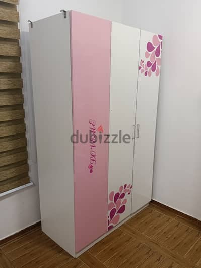 Wardrobe three doors in a good condition for sale in Janbiya