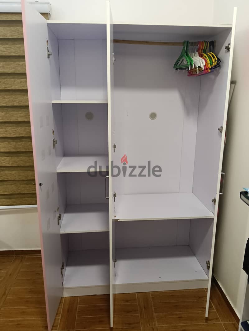 Wardrobe three doors in a good condition for sale in Janbiya 1