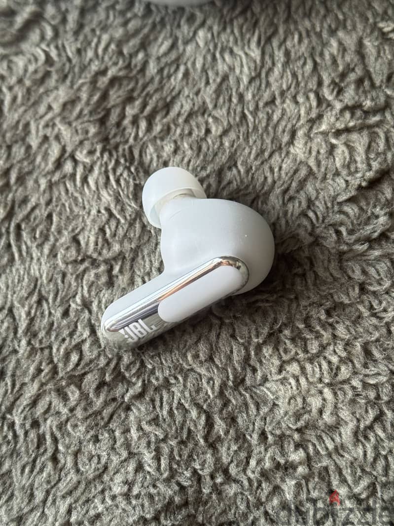 JBL LIVE BEAM 3 EARBUDS 1
